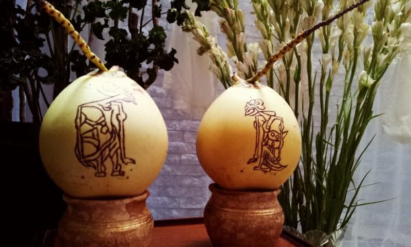 Sepasang kelapa dengan ukiran tokoh pewayangan Kamajaya-Kamaratih. (Twitter/BlogTolkien)