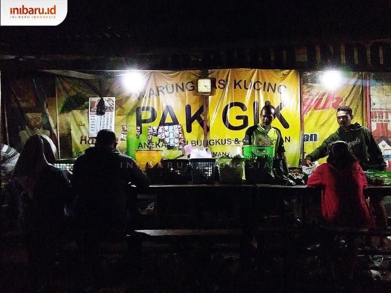 Angkringan Pak Gik jadi legenda kuliner Semarang. (Inibaru.id/ Isma Swastiningrum)
