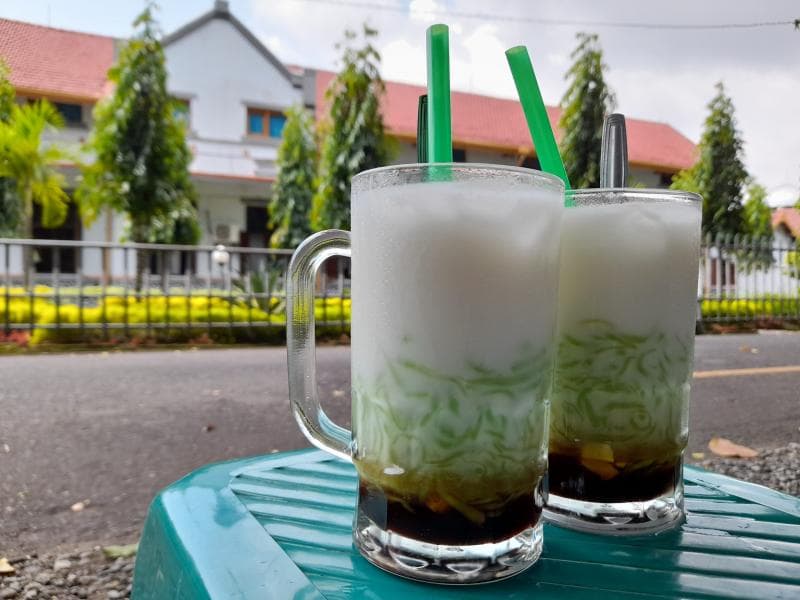 Es dawet ayu digemari banyak orang karena menyegarkan. (Wiradesa.co)