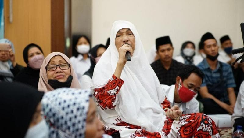 Dorce Gamalama sempat berwasiat ingin dimakamkan sebagai perempuan. (Detik/UPN Surabaya)
