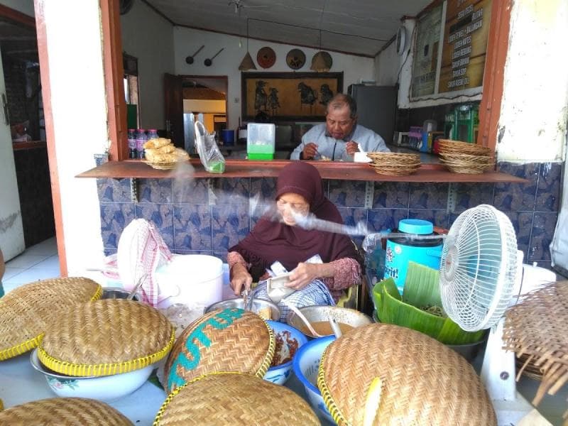 Warung Pecel Mak Nah. (restaurantguru.com)