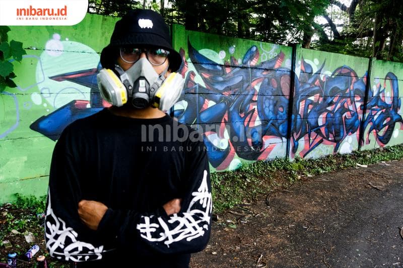 Satrio Sudibyo punya pendapat kalau grafiti bisa jadi sarana kritik terselubung. (Inibaru.id/ Audrian F)<br>