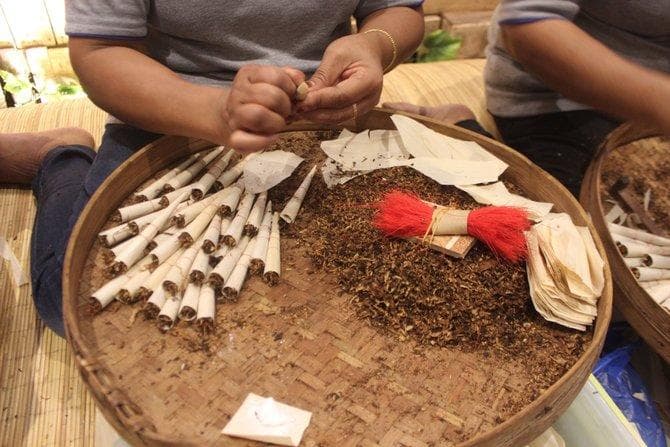 Pembuatan batang-batang rokok klobot. (Merdeka)