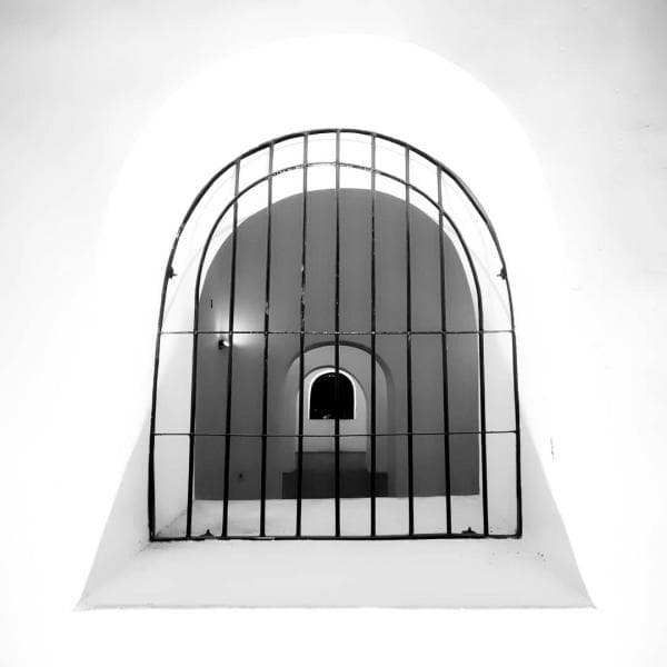 Jendela tanpa lubang yang terletak di setiap sisi bangunan. (Instagram/rctvrs)