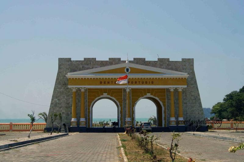 Benteng Portugis kabarnya jadi saksi banyak Bangsa Portugis menikah dengan warga lokal. (coretanpetualang.files.wordpress)