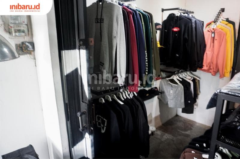 Toko grafiti Drips and Drops lebih banyak menjual merchandise. (Inibaru.id/ Audrian F)<br>