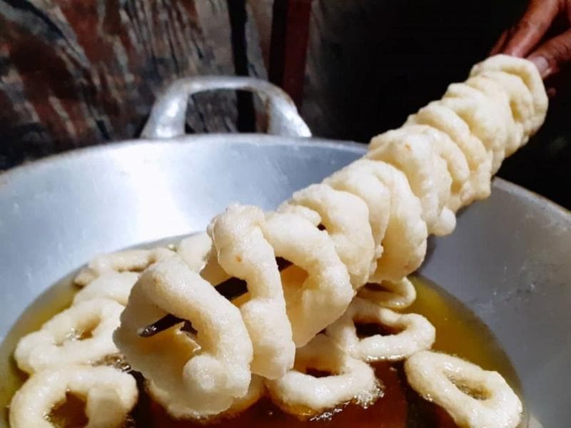 Cara unik menggoreng gembus. (Instagram/wildanazmil via IDNtimes)