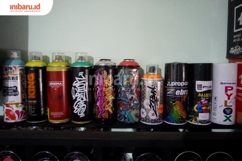 Kaleng cat semprot grafiti dari berbagai merk dan harga. (Inibaru.id/ Audrian F)<br>