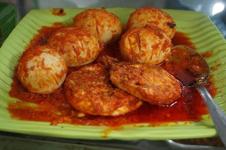 Telur balado di warteg. (Kompas/Citra Fany Samparya)