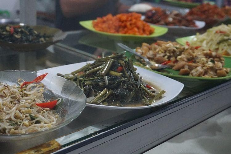 Oseng sayur ala warteg. (Kompas/Citra Fany Samparya)