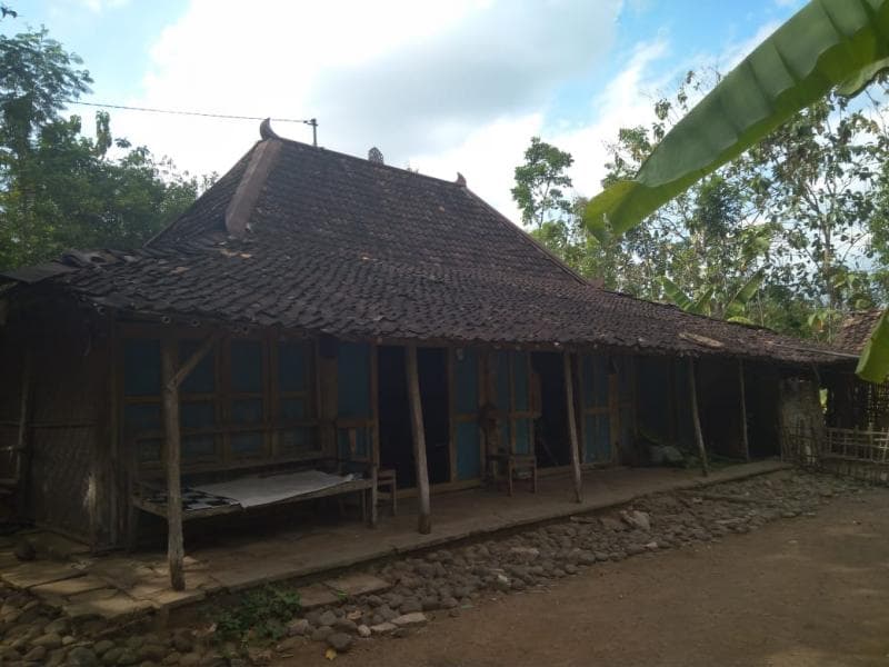 Akses jalan buruk membuat nggak ada warga yang mau tinggal di Dusun Condro. (Titter.com/tanahjoglolimas)