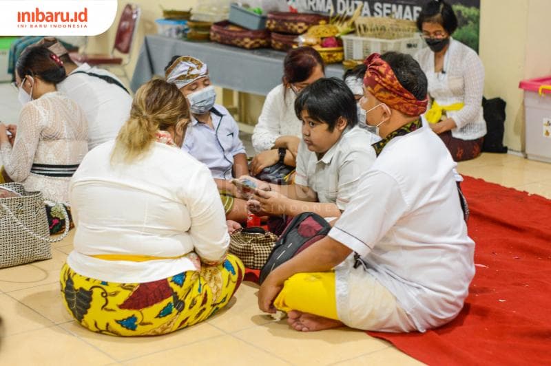 Menuju kontemplasi saat Nyepi, berdiam diri menghadap Sang Pencipta tanpa gawai di tangan.&nbsp;(Inibaru.id/ Kharisma Ghana Tawakal)