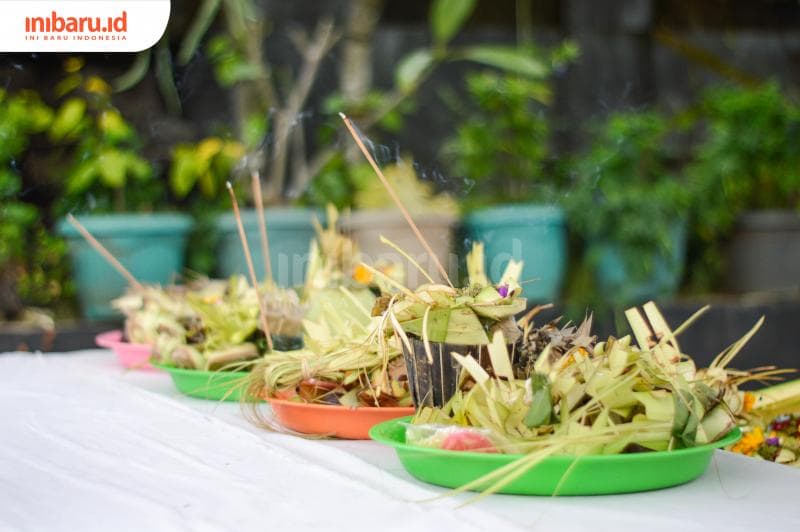 Buah, makanan, dan ubo rampe pada upacara umat Hindu.&nbsp;(Inibaru.id/Kharisma Ghana Tawakal)