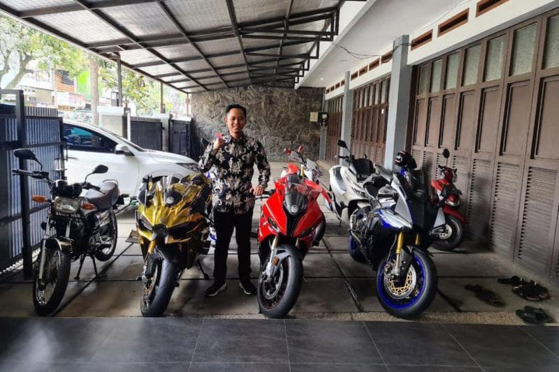 Seperti Indra Kenz, Doni Salmanan juga sering memamerkan kekayaan. (Jpnn)