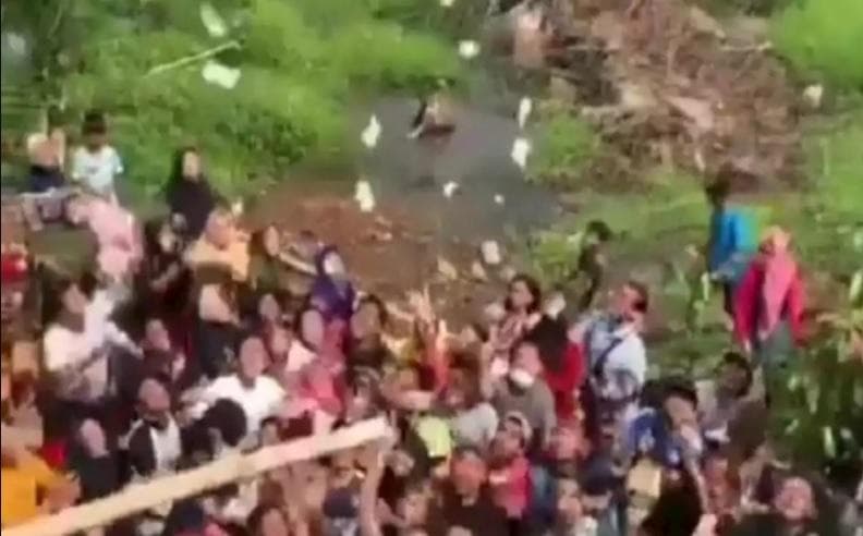 Hujan uang di Pekalongan karena tradisi udik-udikan. (headtopics)