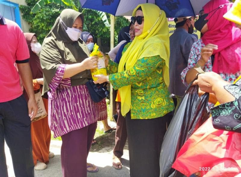 Minyak goreng murah dijual partai di saat minyak goreng langka di pasaran. (guecikarang.co.id)