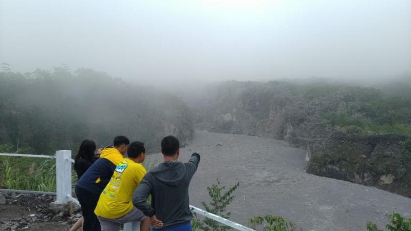 Banyak wisatawan melihat material erupsi Merapi. (Harian Jogja/Gigih M Hanafi)