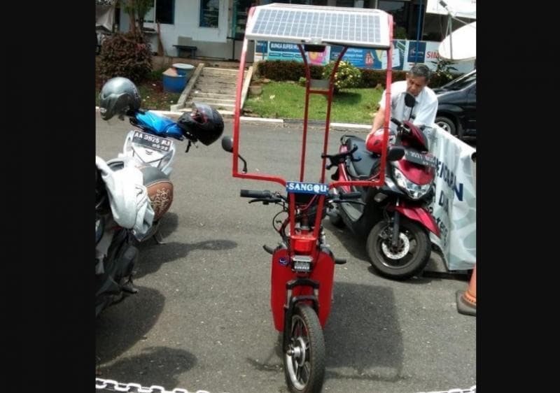 Sepeda matahari Sangqu menggunakan tenaga matahari dan listrik. (Radioidola/Dok Kasmin Riyadi)