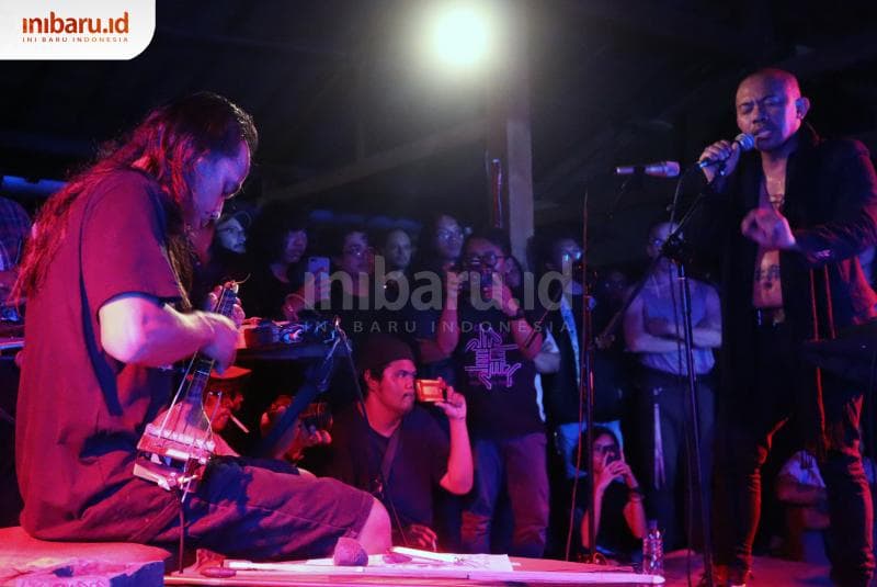 Aksi panggung band Senyawa, Rabu (4/3) di kampung halamannya, Yogyakarta. (Inibaru.id/ Gregorius Manurung) 