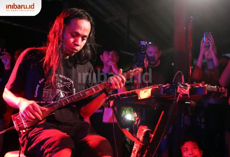 Wukir Suryadi tengah beraksi memainkan alat musik etnik baru yang diciptakannya. (Inibaru.id/ Gregorius Manurung)