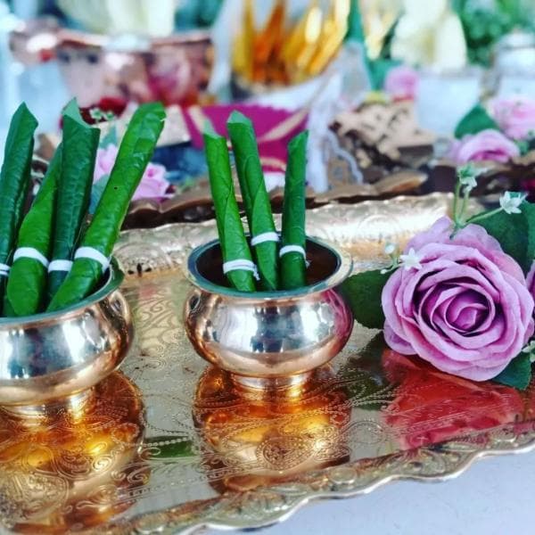 Mempelai pria memiliki empat bungkusan daun sirih dan tiga bungkusan sirih untuk mempelai wanita. (Instagram/Adat Jawa Planner)