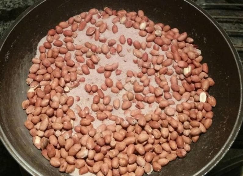 Kacang listrik disangrai dengan pasir putih pantai! (Instagram/ @suryaformosa83)