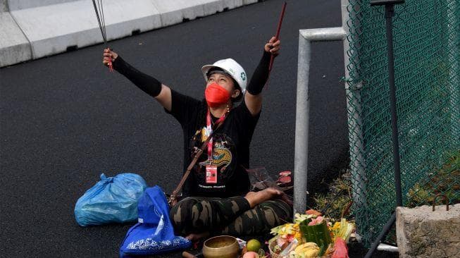 Meski terlihat nggak rasional, realitanya pawang hujan dianggap berjasa melancarkan sejumlah event. (AFP/Sonny Tumbelaka)