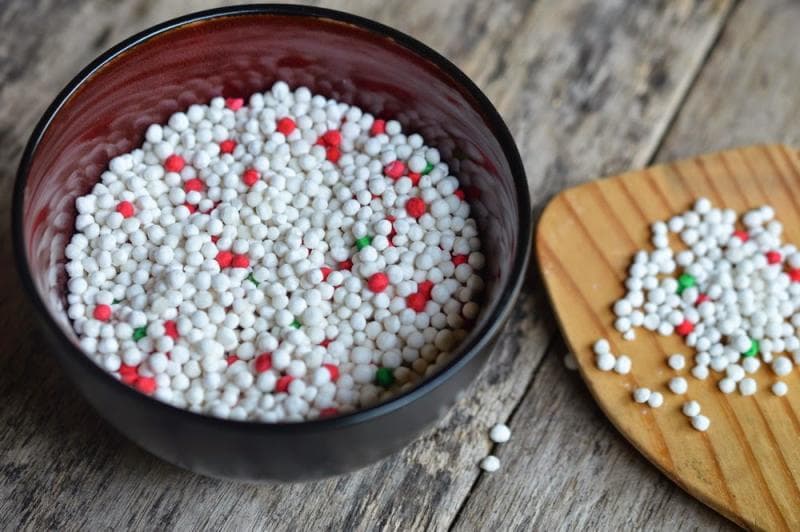 Pacar cina berbentuk butiran beraneka warna. (JD.id)