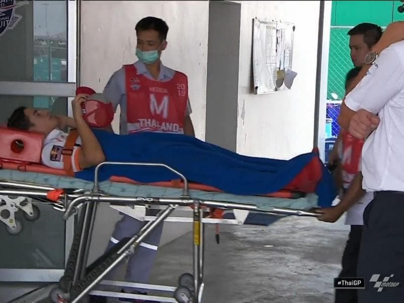 Ilustrasi: Marc Marquez mendapatkan penanganan medis usai kecelakaan. (dailystar.co.uk)