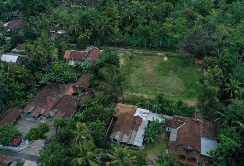 Kedung penampung air hujan di Dukuh Bunder Jarakan terlihat kering di musim kemarau. (Kompas/Kristianto Purnomo)