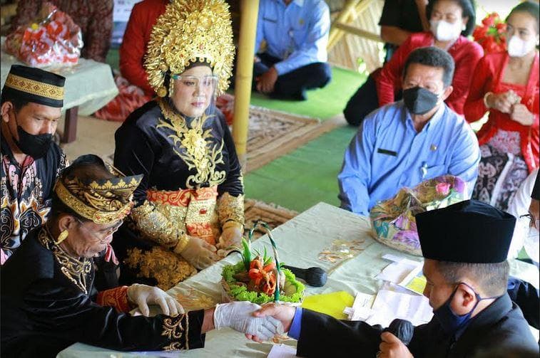 Pernikahan dengan mahar ayam ingkung. (Joglojateng)