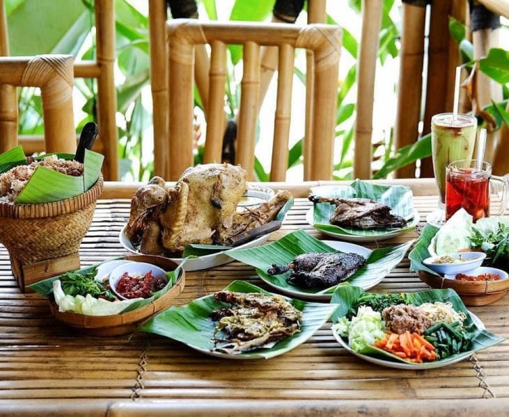 Ayam ingkung, penganan penuh filosofi yang sering disajikan di ritual tradisional Jawa. (Instagram/foodjogja)