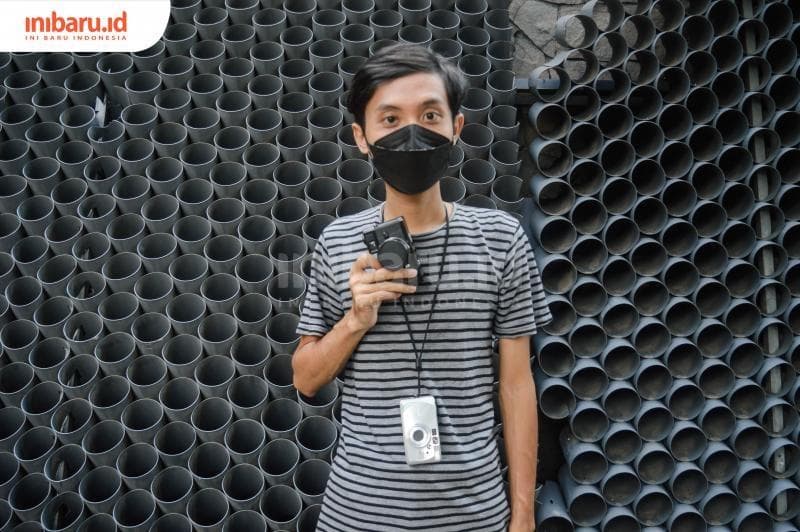 Andika Yogiswara yang akrab disapa Mbahe, penjual sekaligus pehobi kamera analog. (Inibaru.id/ Kharisma Ghana Tawakal)