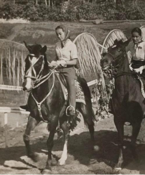 Gusti Nurul berkuda bersama dengan Raden Ajeng Soenitoeti Soerjokusoemo (Twitter/Agung Dipo)