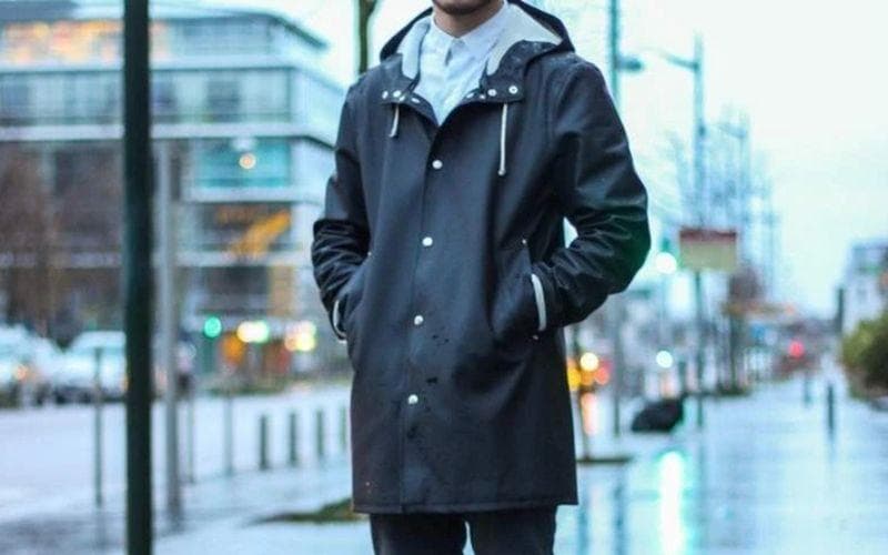 Pilih baju yang sesuai saat musim hujan. (Theidleman)<br>