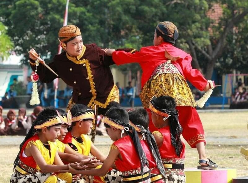 Lakon 'Martoloyo-Martopuro' dipentaskan pada upacara Hari Pramuka di Tegal, 14 Agustus 2018. (Facebook/tegaltalk)
