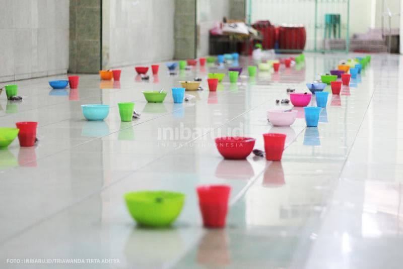 Tradisi menyediakan bubur India untuk takjil di Masjid Pekojan. (Inibaru.id/Triawanda Tirta Aditya)
