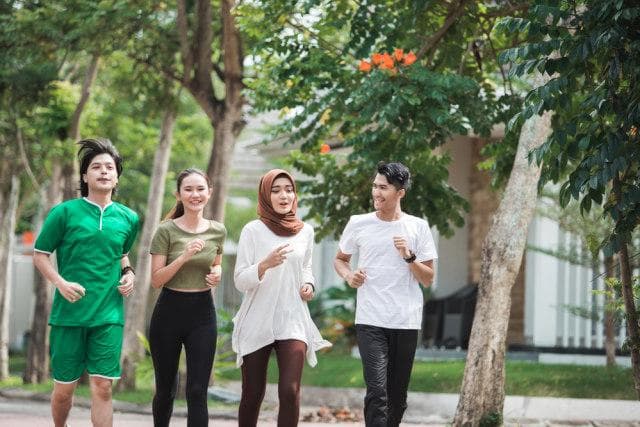 Jogging di sore hari menjelang berbuka bisa jadi olahraga selama puasa. (Shutterstock via Kumparan)