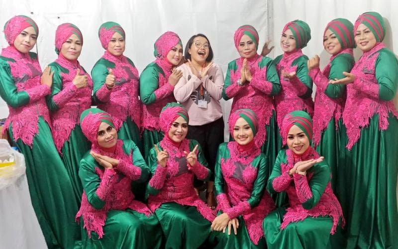 Generasi terkini Nasida Ria, bersama dengan pengelola akun Twitter Qasimin @mememekanlirik yang sering mengunggah meme lagu-lagu grup musik ini. (Twitter.com/mememekanlirik)