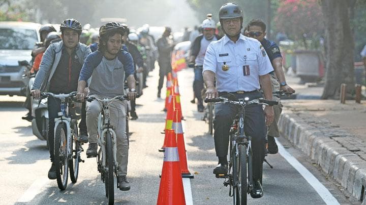 Anies Baswedan dorong warga Jakarta bersepeda. (Antara)<br>