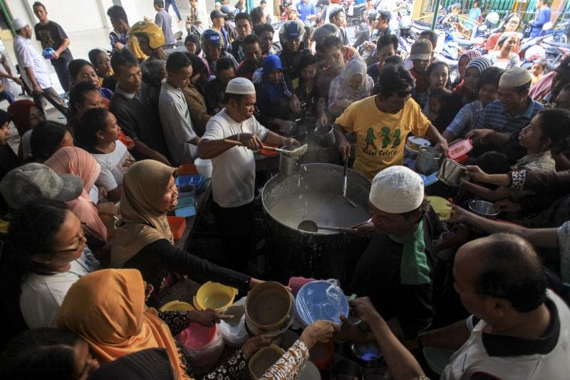 Warga berburu bubur samin Masjid Darussalam Solo. (Medcom/Antara/Maulana Surya)