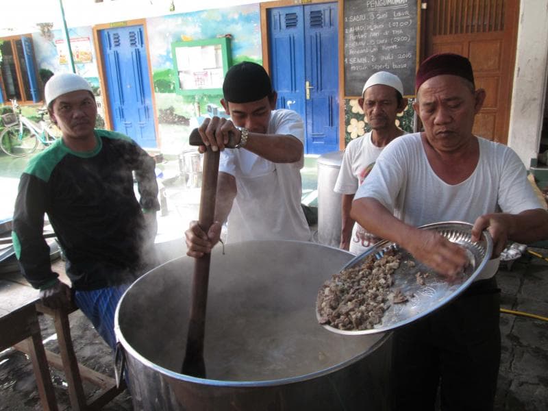 Pembuatan bubur samin di Masjid Darussalam Solo. (Medcom/Ferdinand)