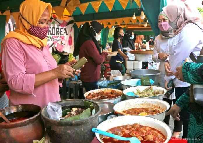 Petis bumbon, kuliner khas Ramadan yang diburu di Aloon-aloon Baru Masjid Kauman Semarang. (Jawapos Radar Semarang/Nurchamim)