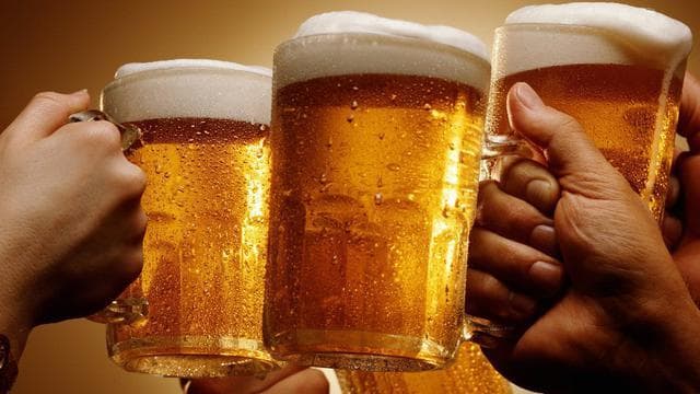 Kandungan alkohol bisa membuat sel-sel hati jadi rusak dan hancur. (via Liputan6)