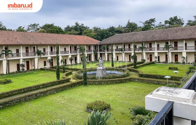 View d’Emmerick Hotel, jika beruntung kamu bisa melihat lanskap Gunung Merbabu di sini. (Inibaru.id/ Kharisma Ghana Tawakal)
