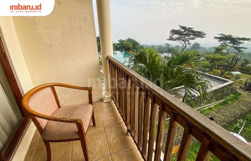 Balkon yang menghadap serong ke kolam renang dan view Kota Salatiga tampak dari atas. (Inibaru.id/Kharisma Ghana Tawakal)