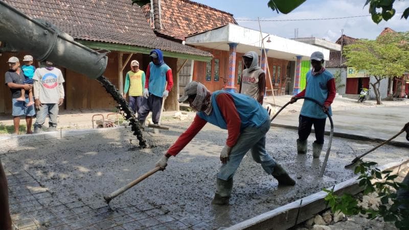 Proses pembangunan jalan yang diinisiasi oleh crazy rich Grobogan. (mediapurwodadi.pikiran-rakyat.com)