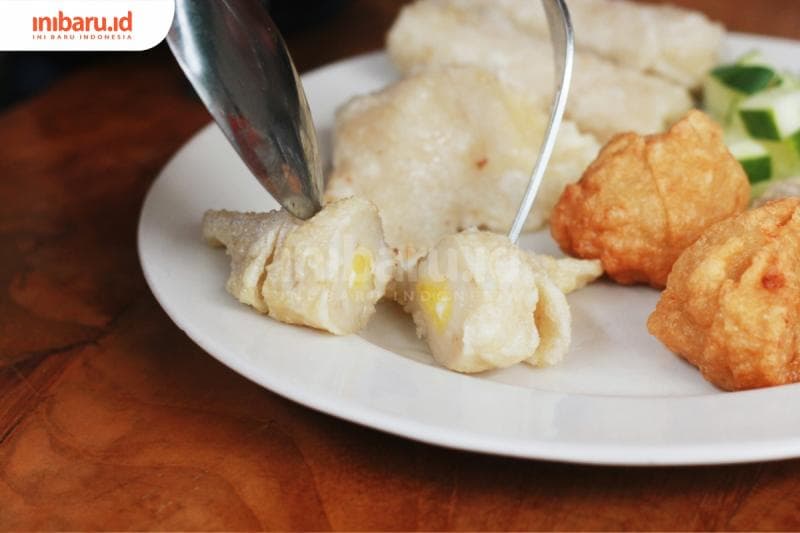 Pempek kapal selam. (Inibaru.id/ Annisa Dewi)