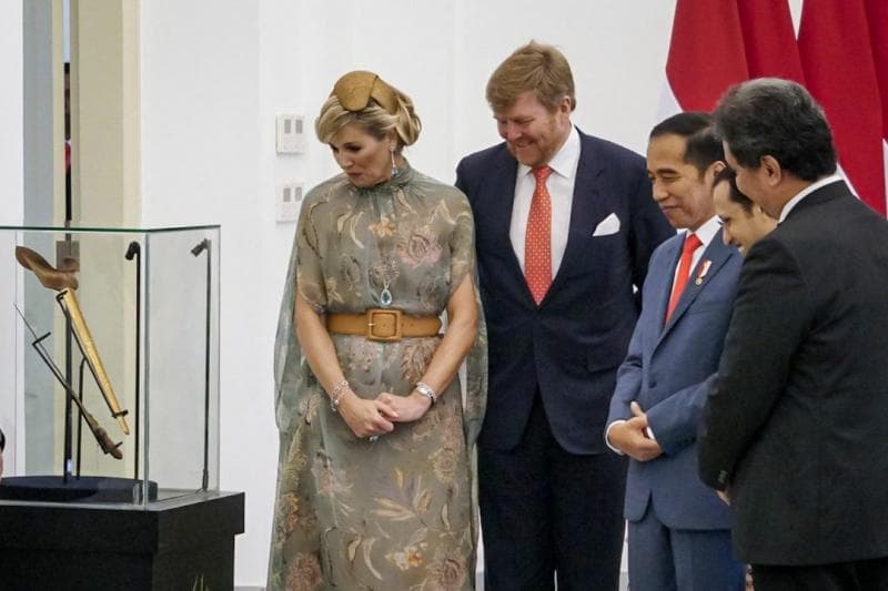 Presiden Jokowi saat memandang keris Pangeran Diponegoro yang telah kembali ke Indonesia. (setkab.go.id)