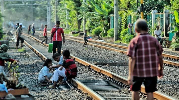 Ngabuburit di Rel KA, Siap-siap Didenda Rp 15 Juta!